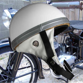 Retro Motorradhelme sind zeitlose Klassiker, Die den Charme vergangener Tage tragen. Mit ihrem nostalgischen Design, Verleihen sie jedem Biker das gewisse Etwas. Speziell hergestellt und lizensiert für Nostalgiemotorräder. <br /><b>€ 159</b>