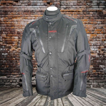 3-lagige Motorradjacken sind der Alleskönner. Sie bestehen aus einer luftdurchlässigen Außenhülle und je einer herausnehmbaren Wassermembrane und Thermofutter. So sind sie für alle Jahreszeiten geeignet.
