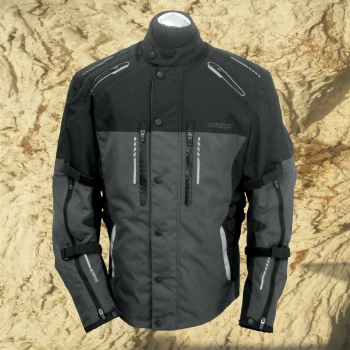 2-lagige Motorradjacken sind meist mit einer wasserdichten Außenlage und einem herausnehmbaren Thermofutter hergestellt. Sie sind deshalb auch für kühleres Wetter geeignet.