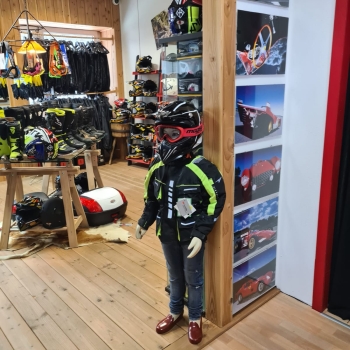 Kinder Motorradkleidung ist speziell für unsere kleinen Abenteurer gemacht. Sie bietet ihnen Sicherheit und Komfort auf ihren Fahrten. Mit robusten Materialien und verstärkten Bereichen schützt sie die jungen Biker vor Verletzungen und sorgt für unbeschwerte Freude am Fahren.